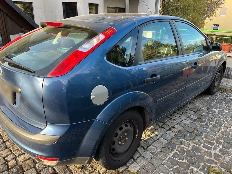 Second-hand Ford Focus 74 CP (54 kW) 2004 Albastru Berlinǎ