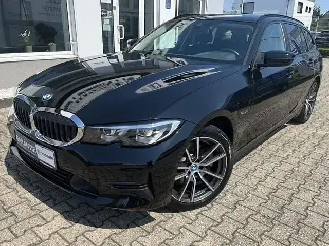 Gebraucht BMW 320e Advantage 204 PS (150 kW) 2022 Schwarz Kombi