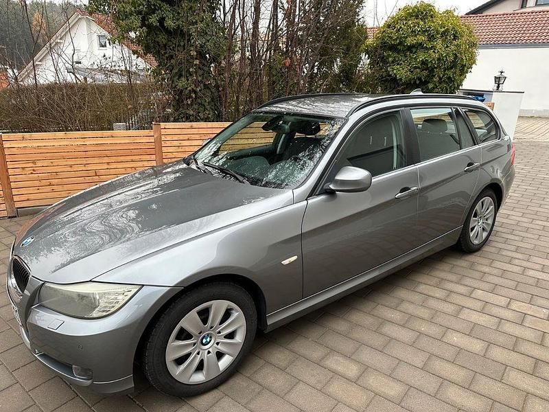 Grau Gebraucht 2012 BMW 318 Comfort Edition Kombi | 6.100 € (Etwas zu teuer) - Bild 1/4