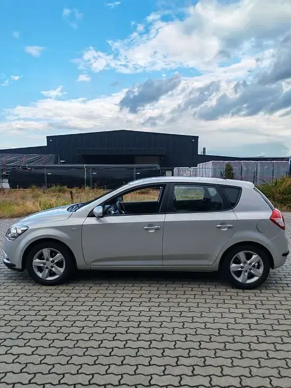 Gebraucht Kia Ceed Edition 7 125 PS (91 kW) 2012 Silber Kleinwagen