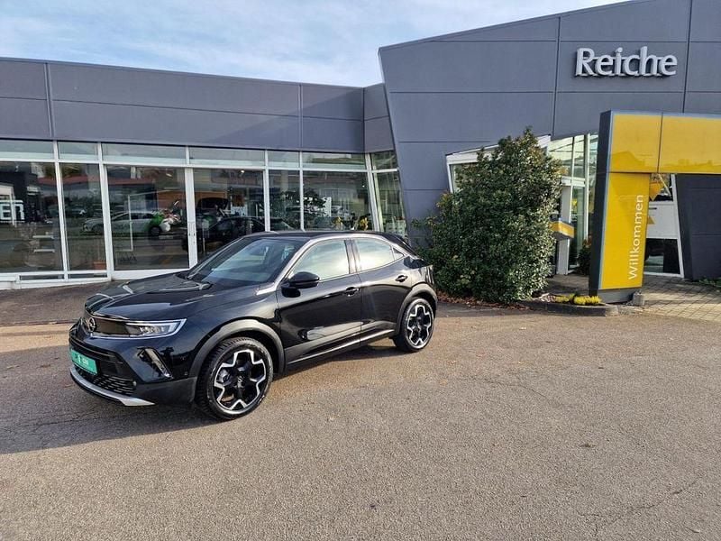 Karbonschwarz (metallic) Gebraucht 2023 Opel Mokka-e Ultimate SUV | 22.990 € (Fairer Preis) - Bild 1/4