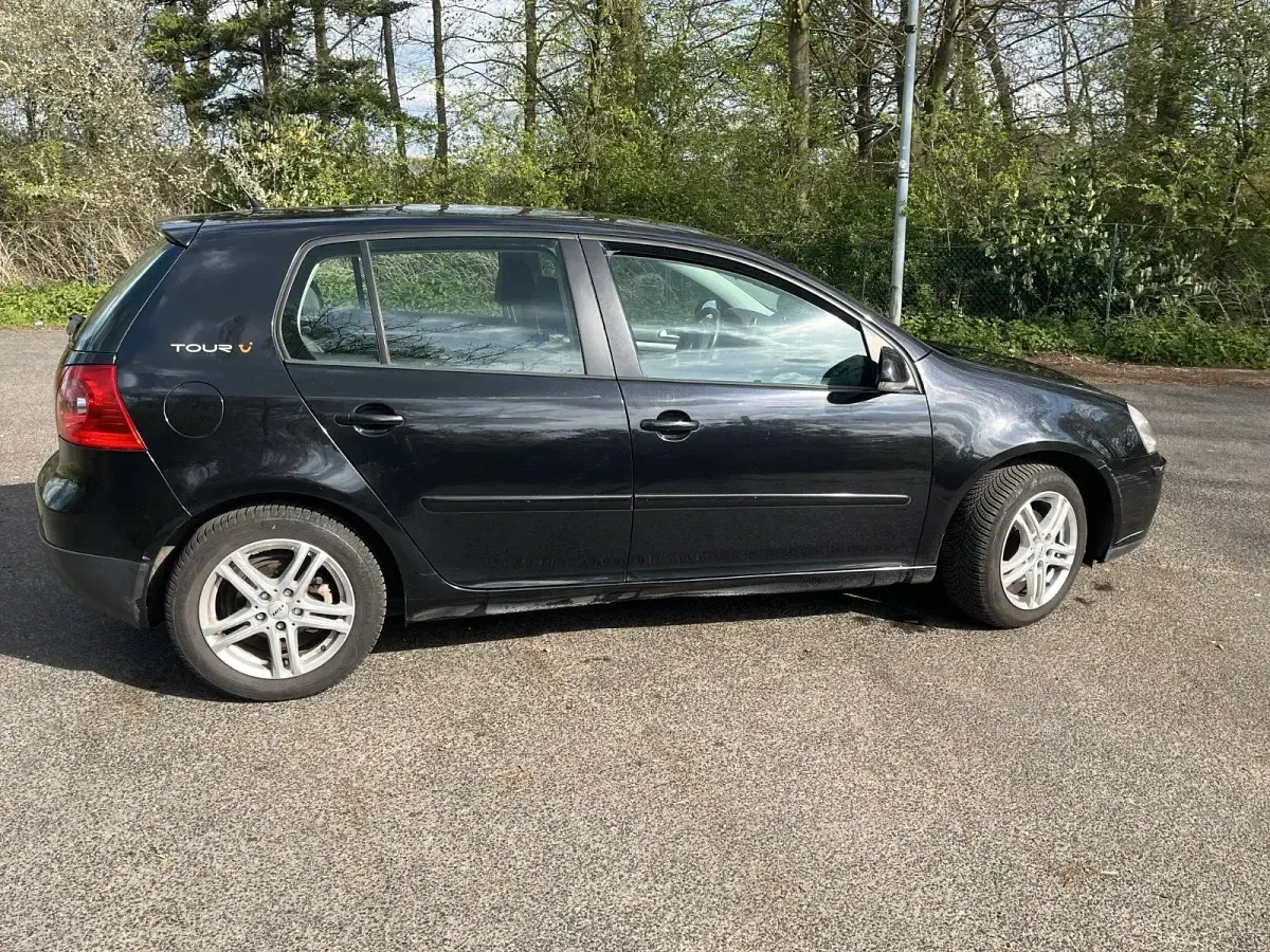 Second-hand VW Golf V 80 CP (58 kW) 2007 Negru Hatchback