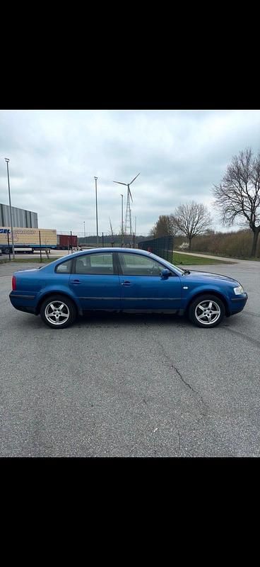 Blau Gebraucht 2000 VW Passat Limousine | 1.199 € (Superpreis) - Bild 1/4