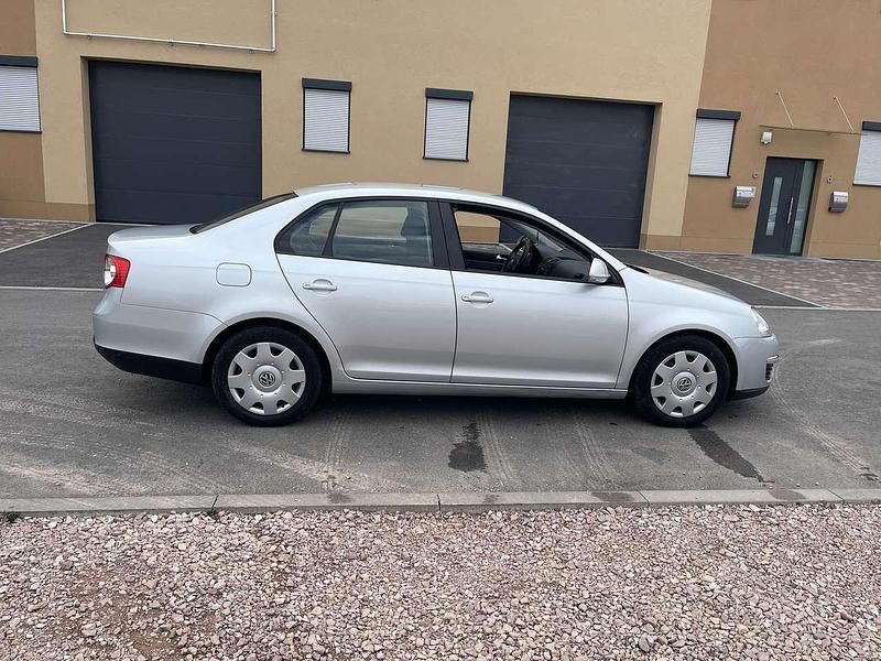 Gebraucht VW Jetta Trendline 102 PS (75 kW) 2009 Silber Limousine