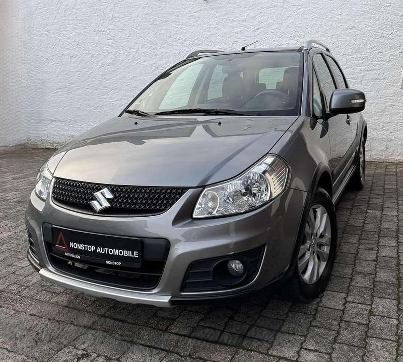 Grau Gebraucht 2013 Suzuki SX4 Club SUV | 8.790 € (Etwas zu teuer) - Bild 1/4