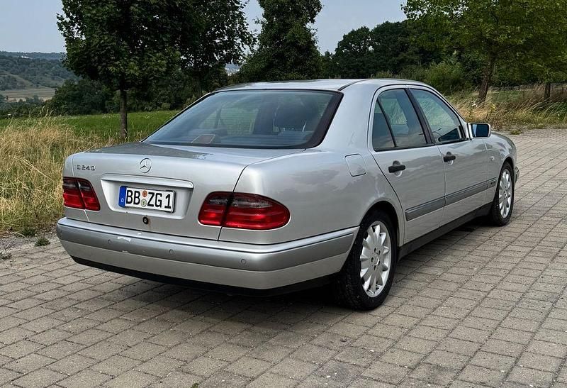 Silber Gebraucht 1998 Mercedes E240 Limousine | 3.900 € (Fairer Preis) - Bild 1/4