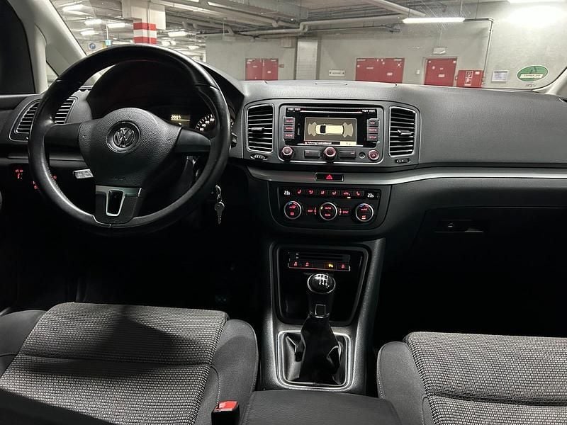 Second-hand VW Sharan 140 CP (102 kW) 2012 Negru Monovolum