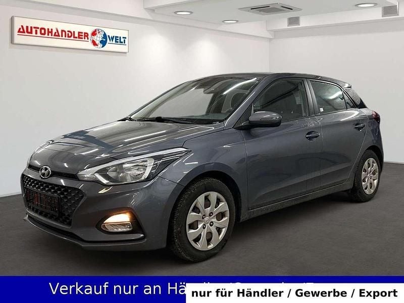 Grau Gebraucht 2018 Hyundai i20 Limousine | 6.199 € (Superpreis) - Bild 1/3