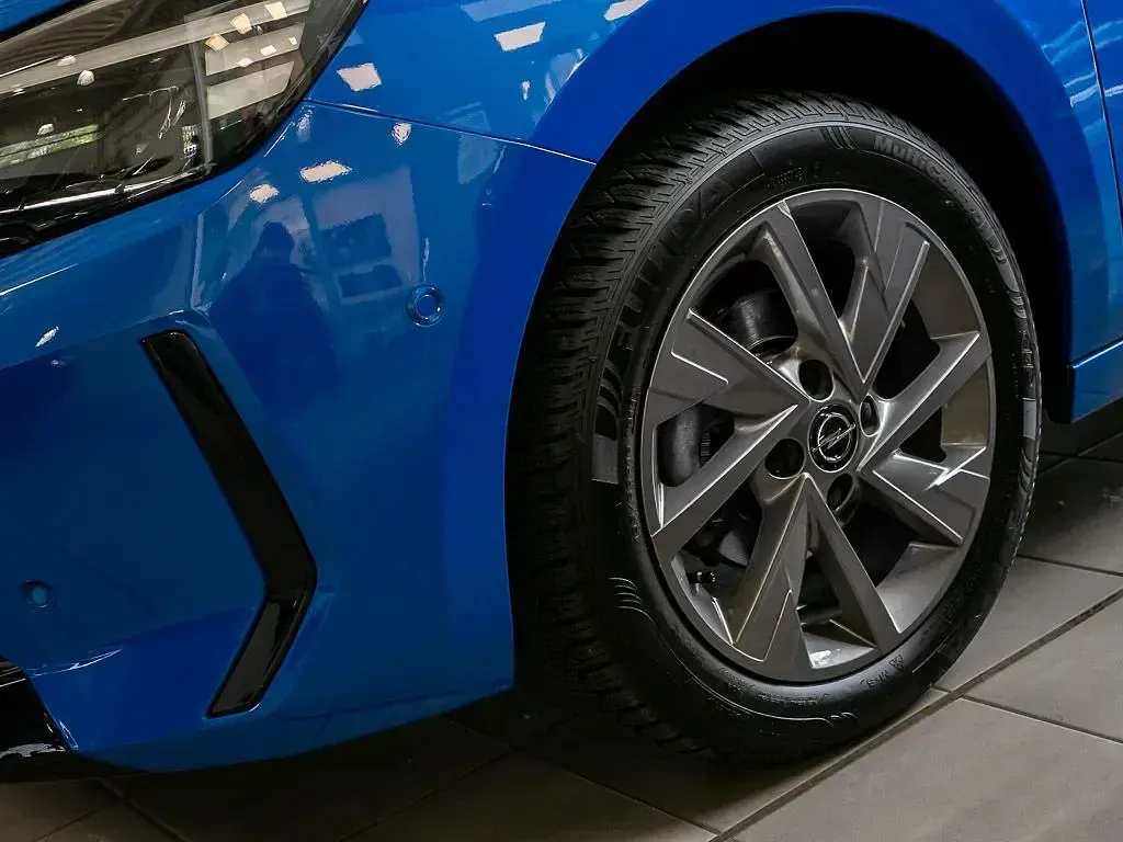 Używany Opel Corsa Basis 75 KM (55 kW) 2024 Niebieski Hatchback