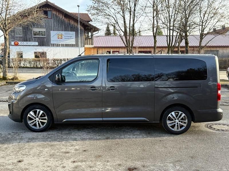 Grau Gebraucht 2022 Peugeot Traveller Allure Van / Kleinbus | 36.000 € (Guter Preis) - Bild 1/4