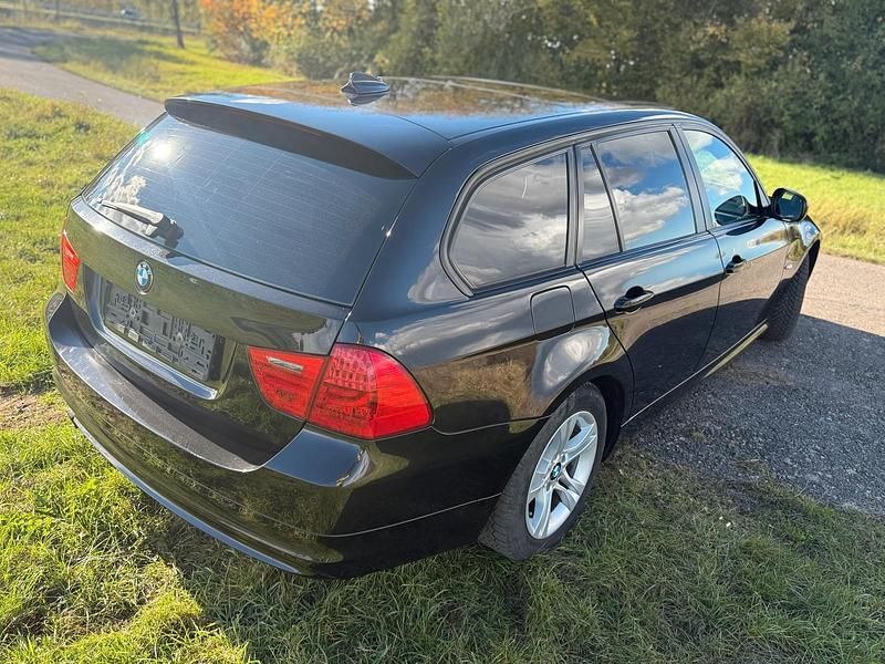 Gebraucht BMW 318 143 PS (105 kW) 2012 Schwarz Kombi