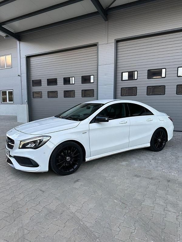 Weiß Gebraucht 2019 Mercedes 220 AMG line Coupé | 21.899 € (Guter Preis) - Bild 1/4