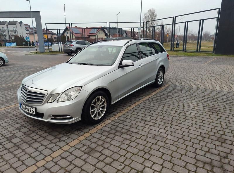 Silber Gebraucht 2012 Mercedes E200 Avantgarde Kombi | 8.590 € (Superpreis) - Bild 1/4