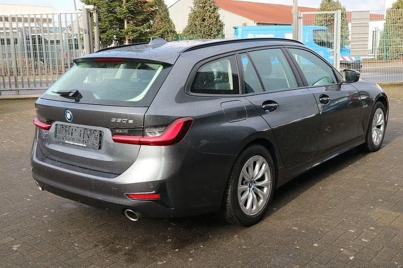 Gebraucht BMW 330e Advantage 184 PS (135 kW) 2022 Grau Kombi