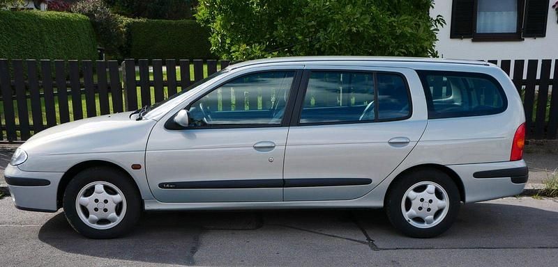 Grau Gebraucht 2001 Renault Mégane GrandTour Authentique Kombi | 2.600 € - Bild 1/4