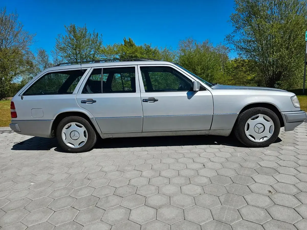 Gebraucht Mercedes E220 150 PS (110 kW) 1993 Silber Kombi