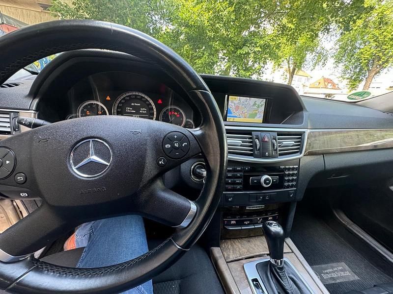 Gebraucht Mercedes E250 204 PS (150 kW) 2009 Gold Limousine