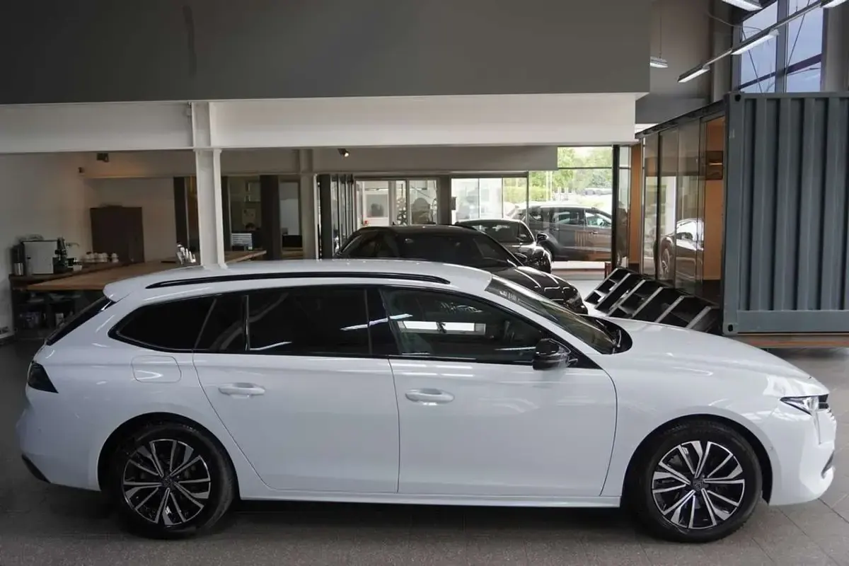 Gebraucht Peugeot 508 Allure 224 PS (164 kW) 2024 Lackierung okenitweiss/typ au Kombi