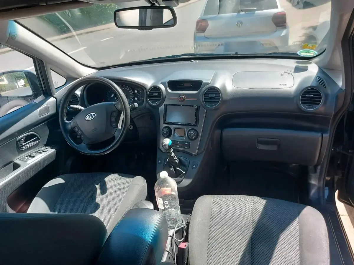 Używany Kia Carens 128 KM (94 kW) 2012 Czarny Minivan