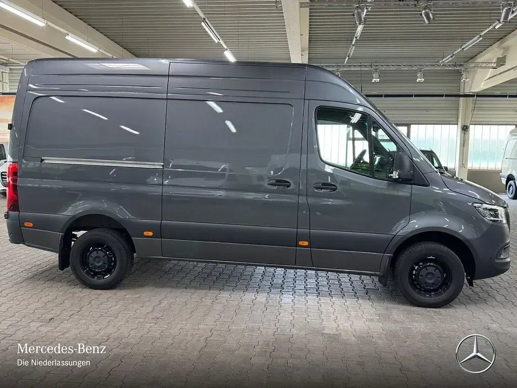 Gebraucht Mercedes Sprinter 170 PS (125 kW) 2025 Grau Van