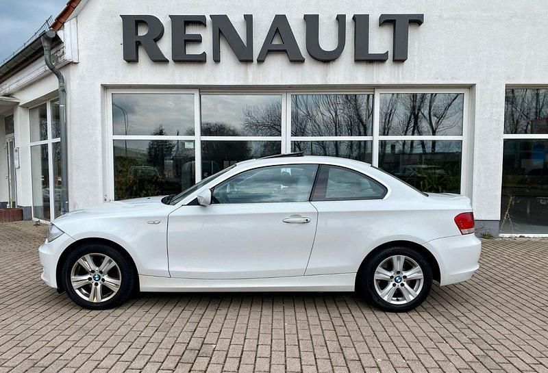Weiß Gebraucht 2010 BMW 120 Coupé Coupé | 3.799 € (Superpreis) - Bild 1/4
