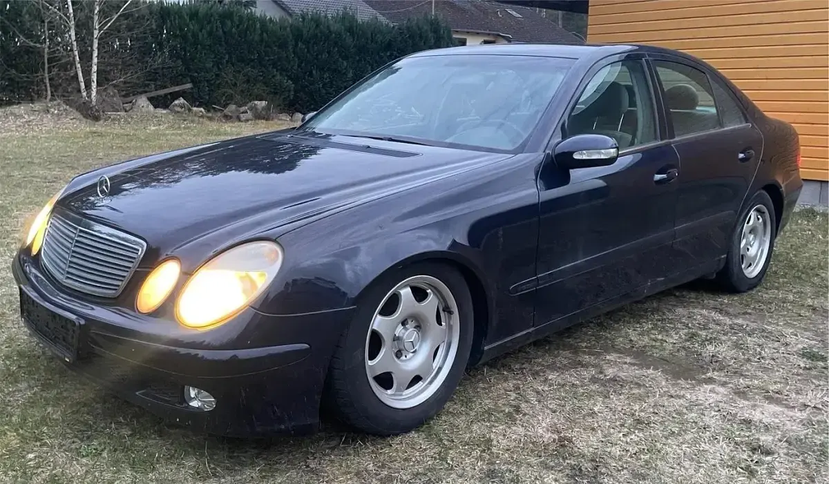 Gebraucht Mercedes E200 163 PS (119 kW) 2003 Blau Limousine