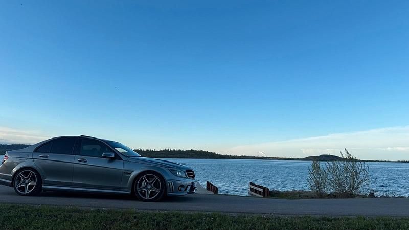 Grau Gebraucht 2010 Mercedes C63 AMG AMG Limousine | 27.499 € - Bild 1/4