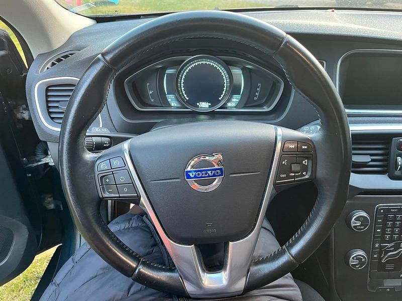 Second-hand Volvo V40 150 CP (110 kW) 2013 Albastru Hatchback