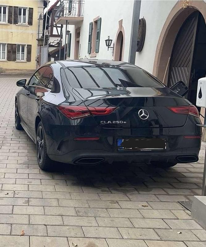 Schwarz Gebraucht 2021 Mercedes E250 AMG line Coupé | 32.900 € (Teuer) - Bild 1/4