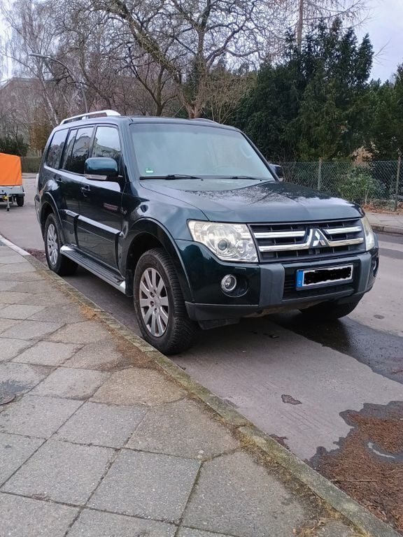 Grün Gebraucht 2008 Mitsubishi Pajero Instyle SUV | 10.000 € (Superpreis) - Bild 1/4