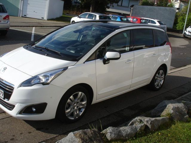 Weiß metallic Gebraucht 2015 Peugeot 5008 Allure Van / Kleinbus | 16.500 € - Bild 1/4