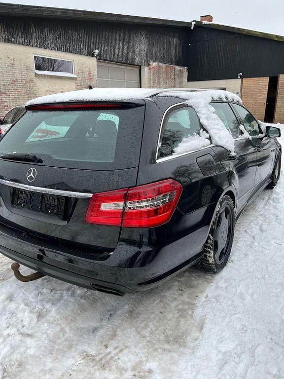 Gebraucht Mercedes E350 Avantgarde 265 PS (194 kW) 2011 Schwarz Limousine