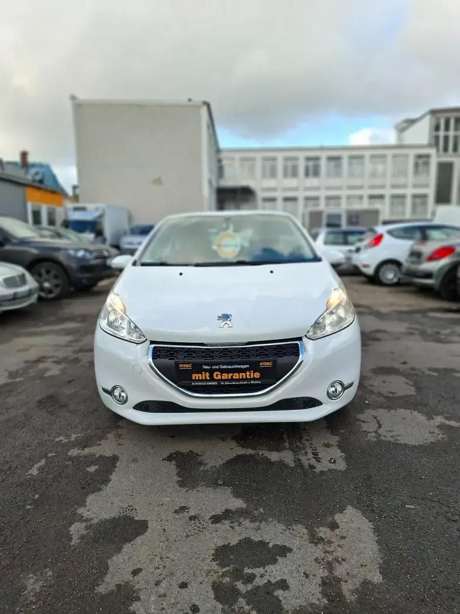 Gebraucht Peugeot 208 Active 68 PS (50 kW) 2013 Weiß Kleinwagen
