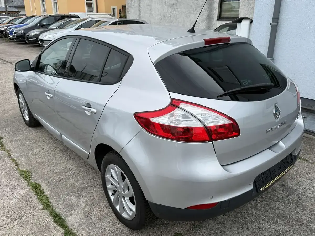 Gebraucht Renault Mégane Dynamique 116 PS (85 kW) 2013 Platingrau Limousine