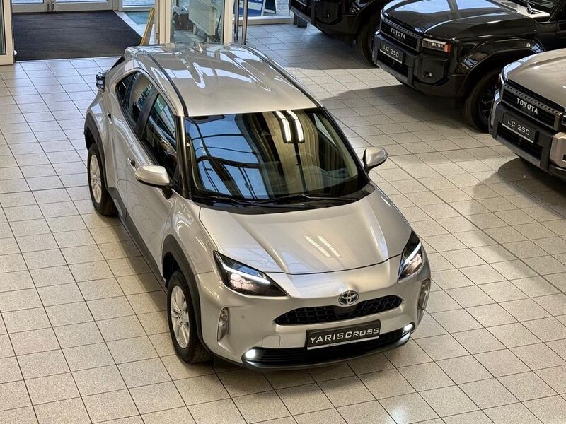 Silber mica 1l0 Gebraucht 2021 Toyota Yaris Cross SUV | 17.695 € - Bild 1/4