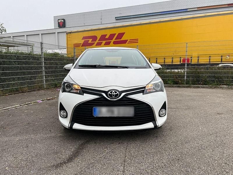 Weiß Gebraucht 2016 Toyota Yaris Comfort Kleinwagen | 8.900 € (Fairer Preis) - Bild 1/4