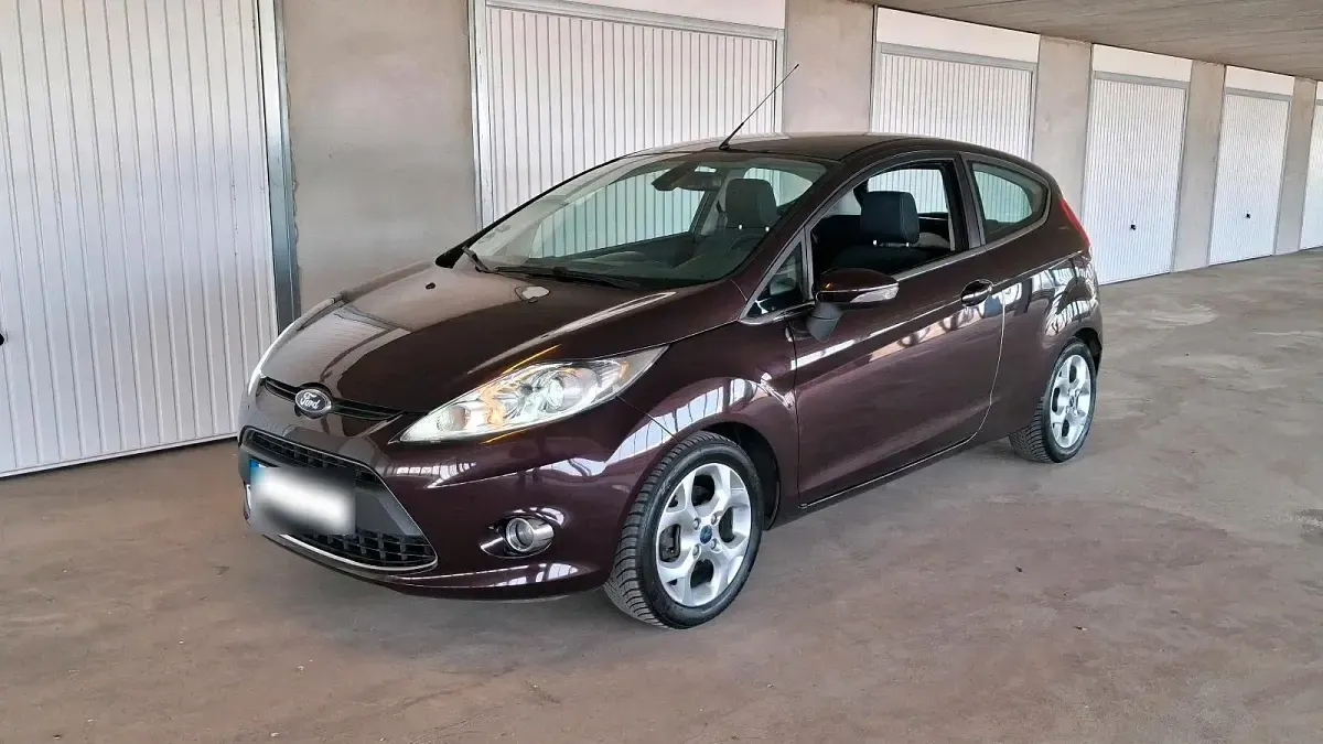 Usata Ford Fiesta Titanium 96 CV (70 kW) 2012 Viola Utilitaria