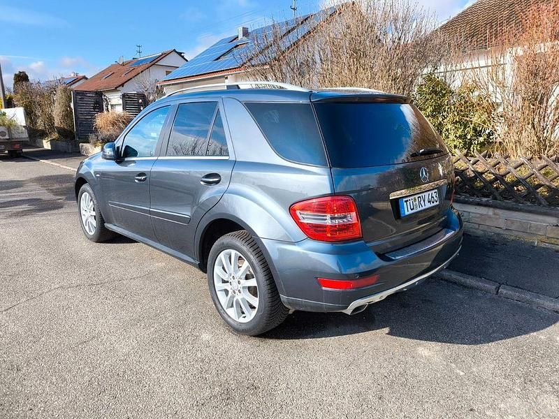 Gebraucht Mercedes ML300 204 PS (150 kW) 2011 Grau SUV