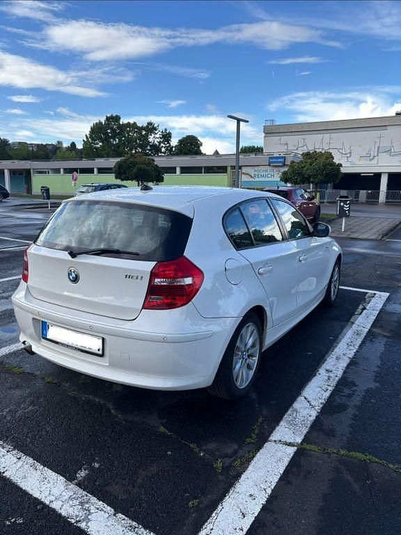 Gebraucht BMW 116 122 PS (89 kW) 2011 Weiß Kleinwagen