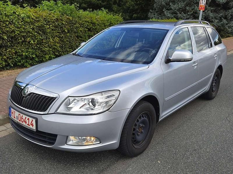 Brilliantsilber metallic Gebraucht 2013 Skoda Octavia Best of Kombi | 6.400 € (Fairer Preis) - Bild 1/4
