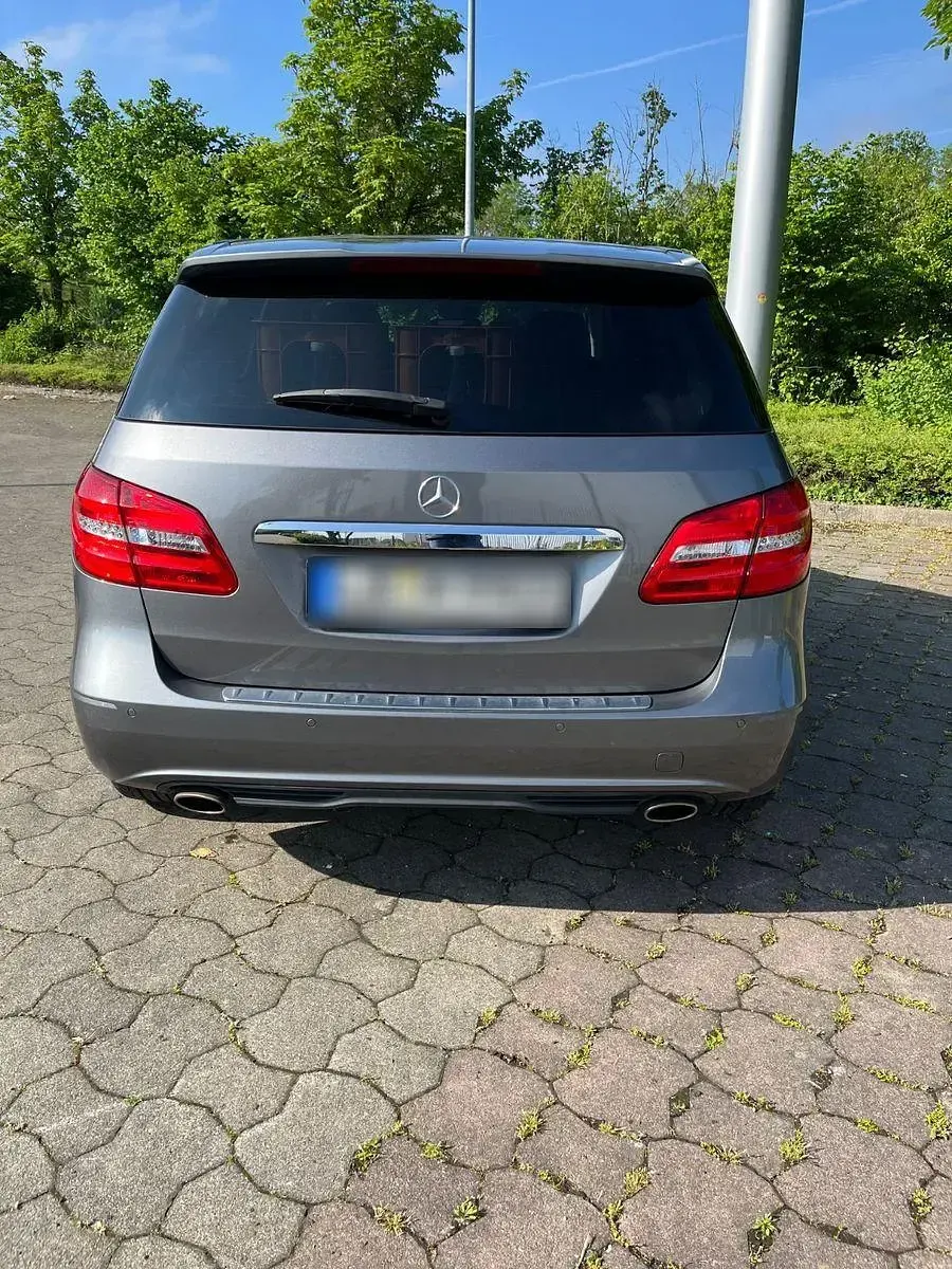 Gebraucht Mercedes B200 Night 156 PS (114 kW) 2014 Grau Kleinwagen