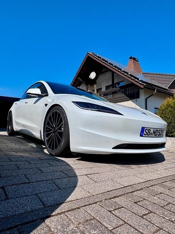 Weiß Gebraucht 2023 Tesla Model 3 Limousine | 35.500 € (Teuer) - Bild 1/4