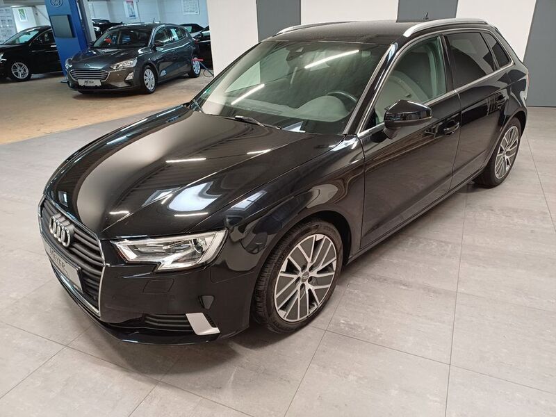 Black metallic Gebraucht 2018 Audi A3 Sportback Sport Limousine | 15.950 € (Fairer Preis) - Bild 1/3
