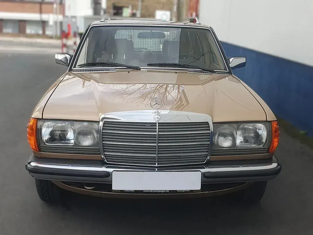 Gebraucht Mercedes 300 125 PS (91 kW) 1981 Gold Limousine