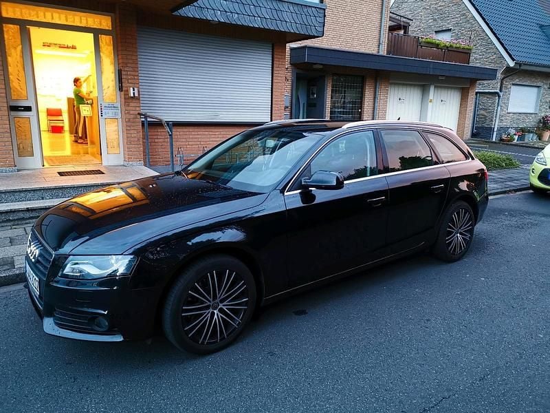 Schwarz Gebraucht 2012 Audi A4 Kombi | 8.950 € (Fairer Preis) - Bild 1/4