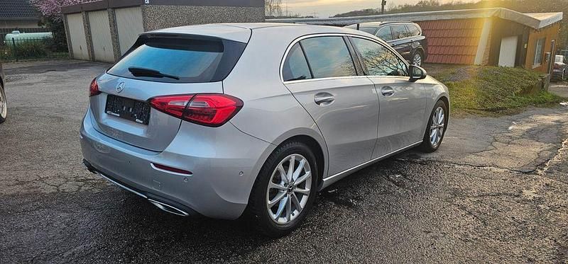 Gebraucht Mercedes A180 136 PS (100 kW) 2019 Silber Limousine