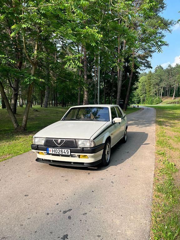Weiß Gebraucht 1986 Alfa Romeo 75 Limousine | 4.199 € - Bild 1/4