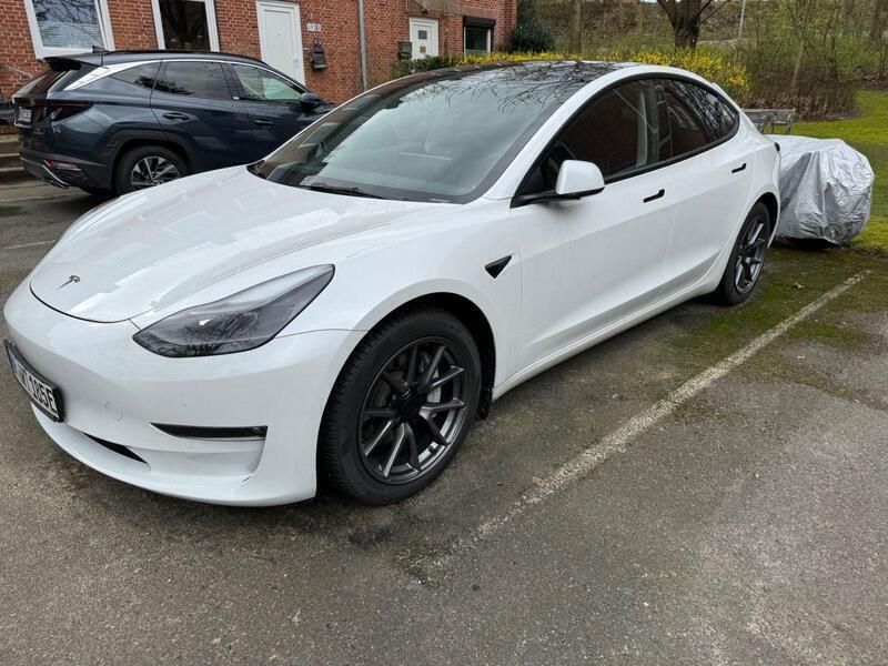 Weiß Gebraucht 2021 Tesla Model 3 Limousine | 34.800 € (Teuer) - Bild 1/4
