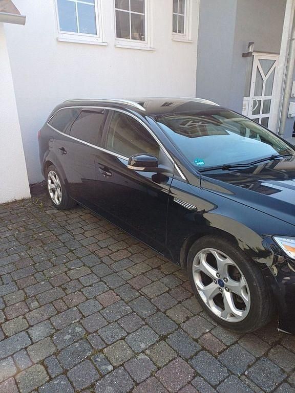 Gebraucht Ford Mondeo 163 PS (119 kW) 2013 Schwarz Limousine