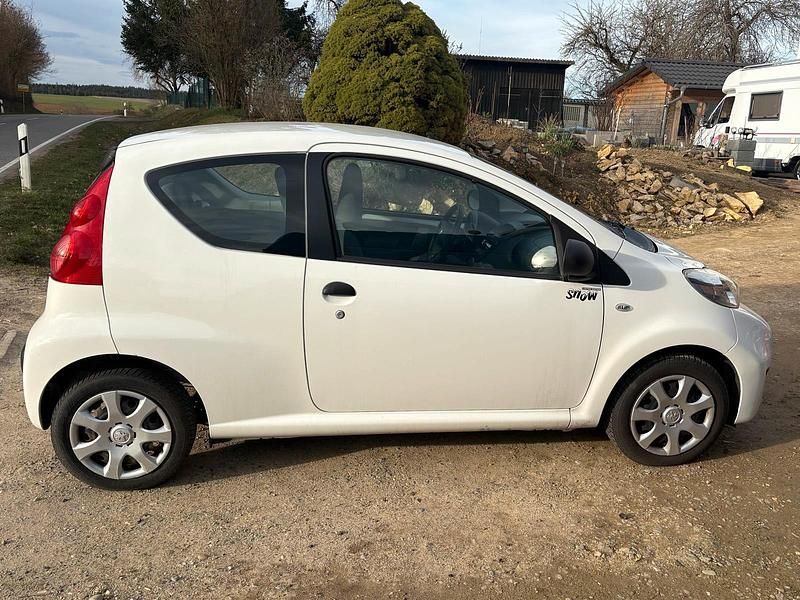 Gebraucht Peugeot 107 68 PS (50 kW) 2010 Weiß Kleinwagen